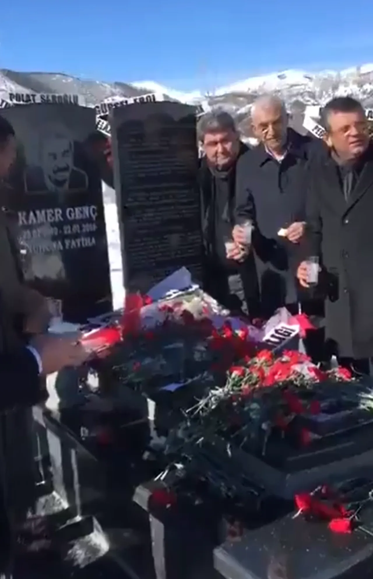 Özgür Özel ile Veli Ağbaba, Kamer Genç'in mezarında rakı içti
