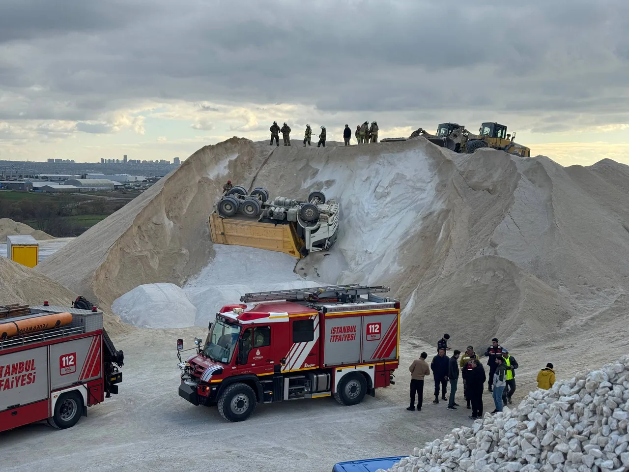 Taş ocağında facia! Kamyon kasası ve şasi arasında sıkışarak can verdi