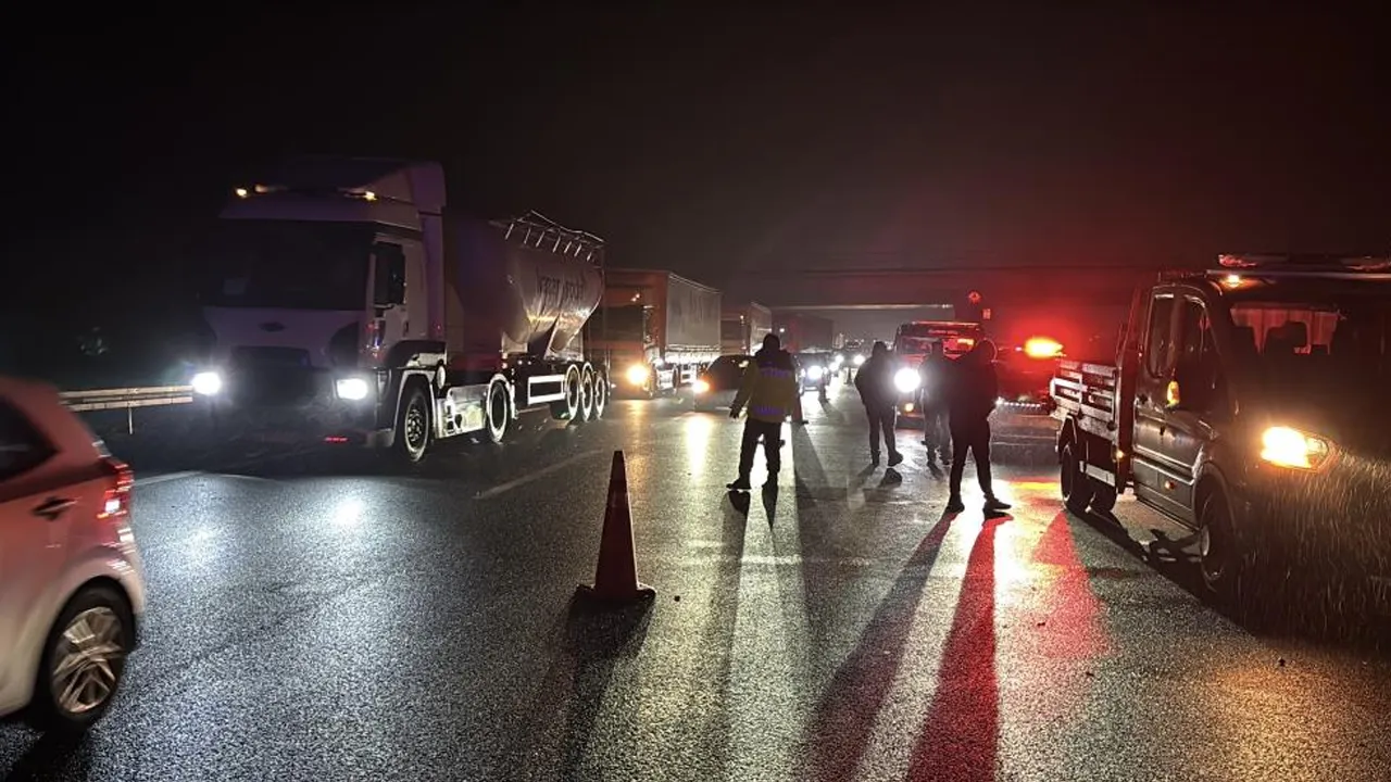 TEM'de zincirleme kaza! 3 araç birbirine girdi, çok sayıda yaralı var