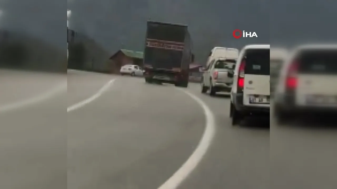 Virajda 5 aracı birden solladı! Tır şoförü faciaya davetiye çıkardı