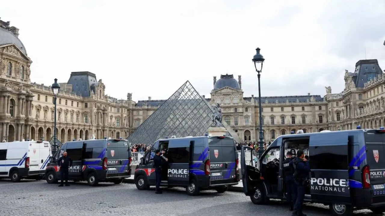 Yüzyılın soygunu sonrası Louvre Müzesi'nde yeni skandal!
