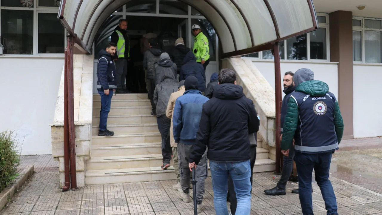 Amasya'da durdurulan tırın dorsesinden onlarca düzensiz göçmen çıktı