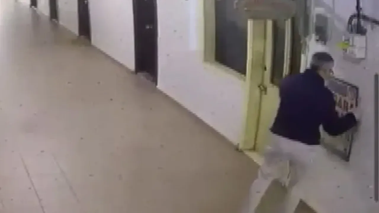 Duvarı delip saati içine sakladılar