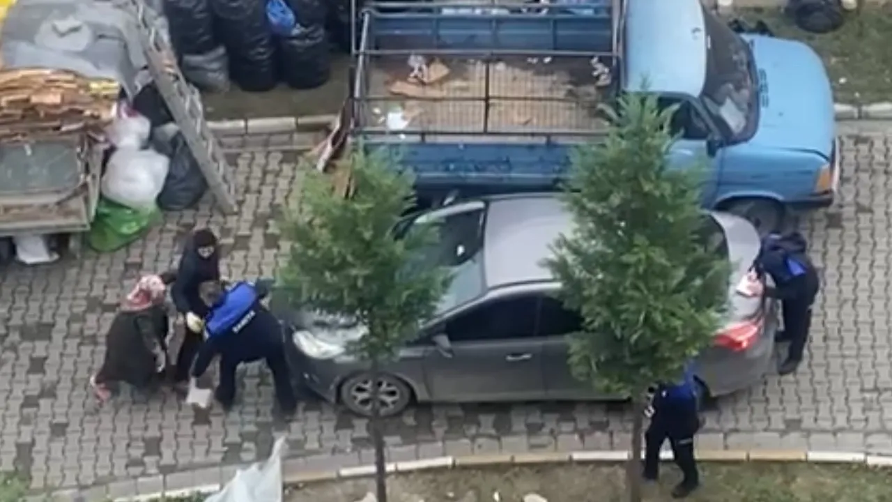 Ceza yazılacağını duyunca deliye döndüler! Zabıtaya saldırı kamerada