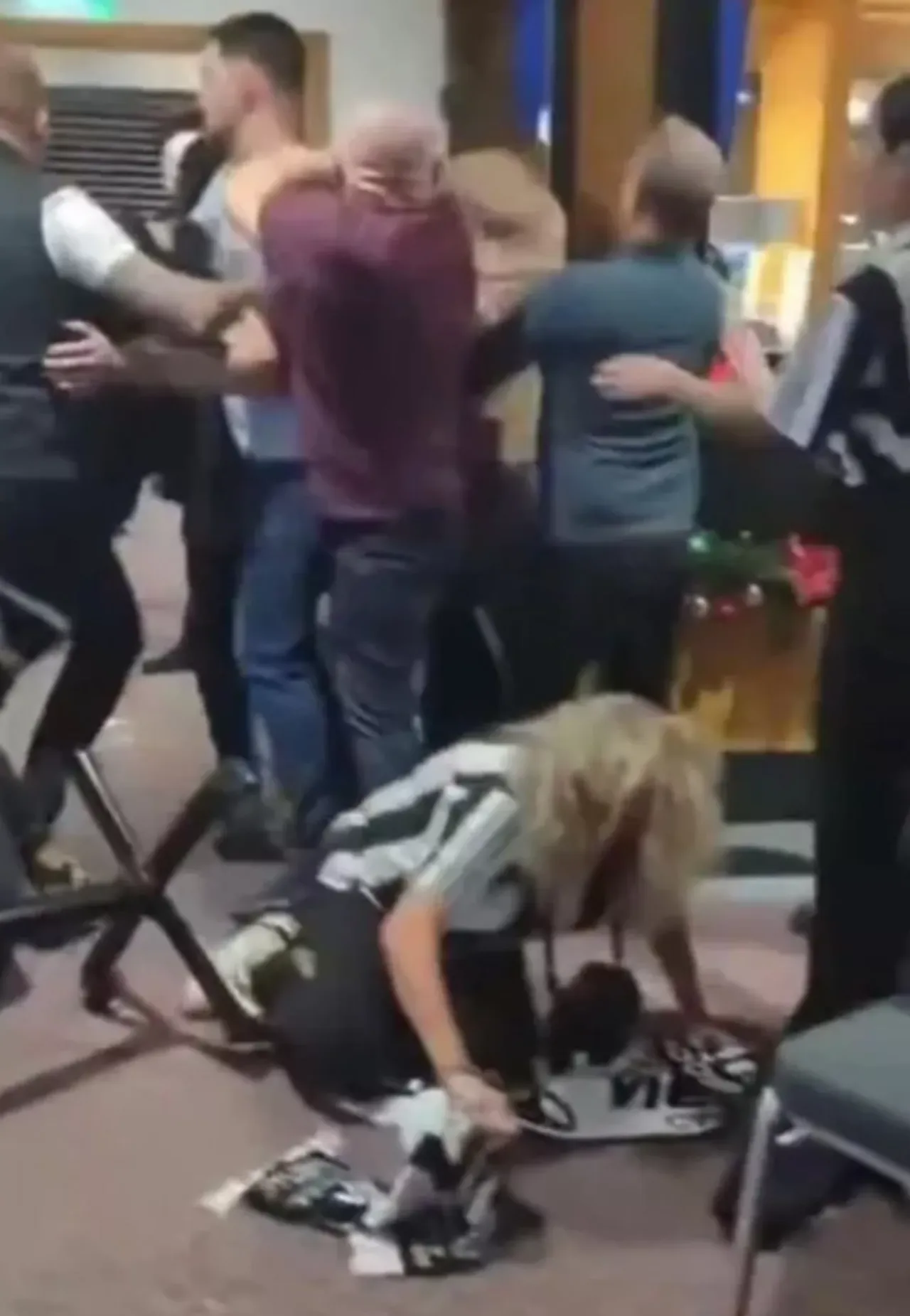 Newcastle forması giyen bir kadının ise kalabalıktan sürünerek uzaklaşmaya çalıştığı kameralara yansıdı