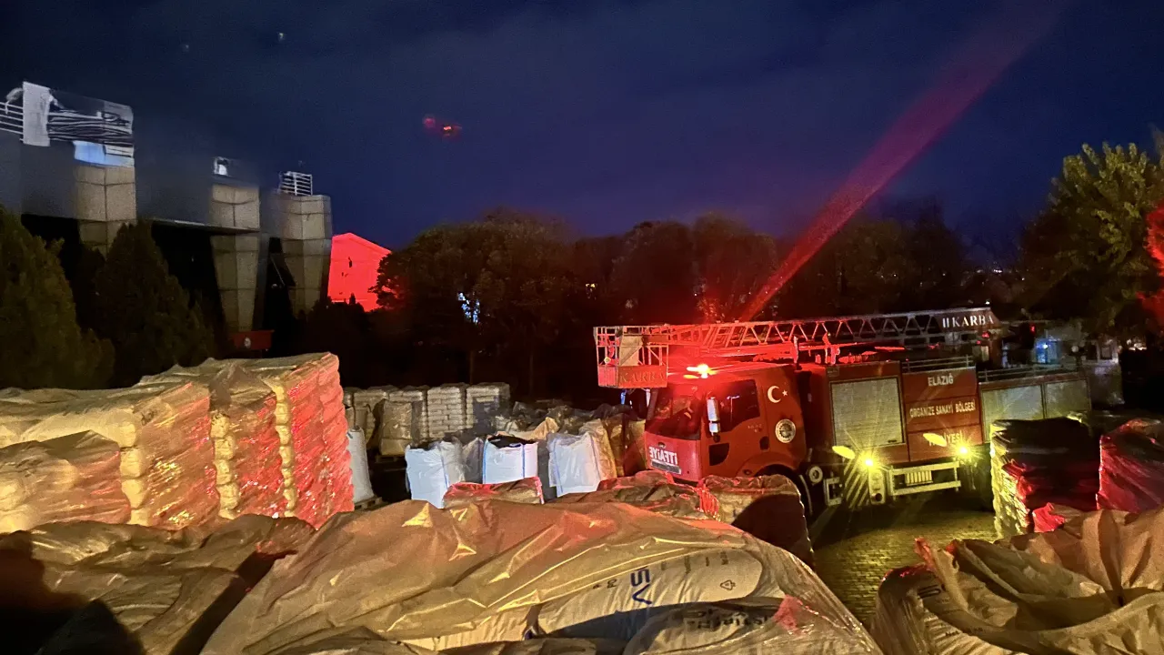 Elazığ fabrika yangını: 16 kişi dumandan etkilendi