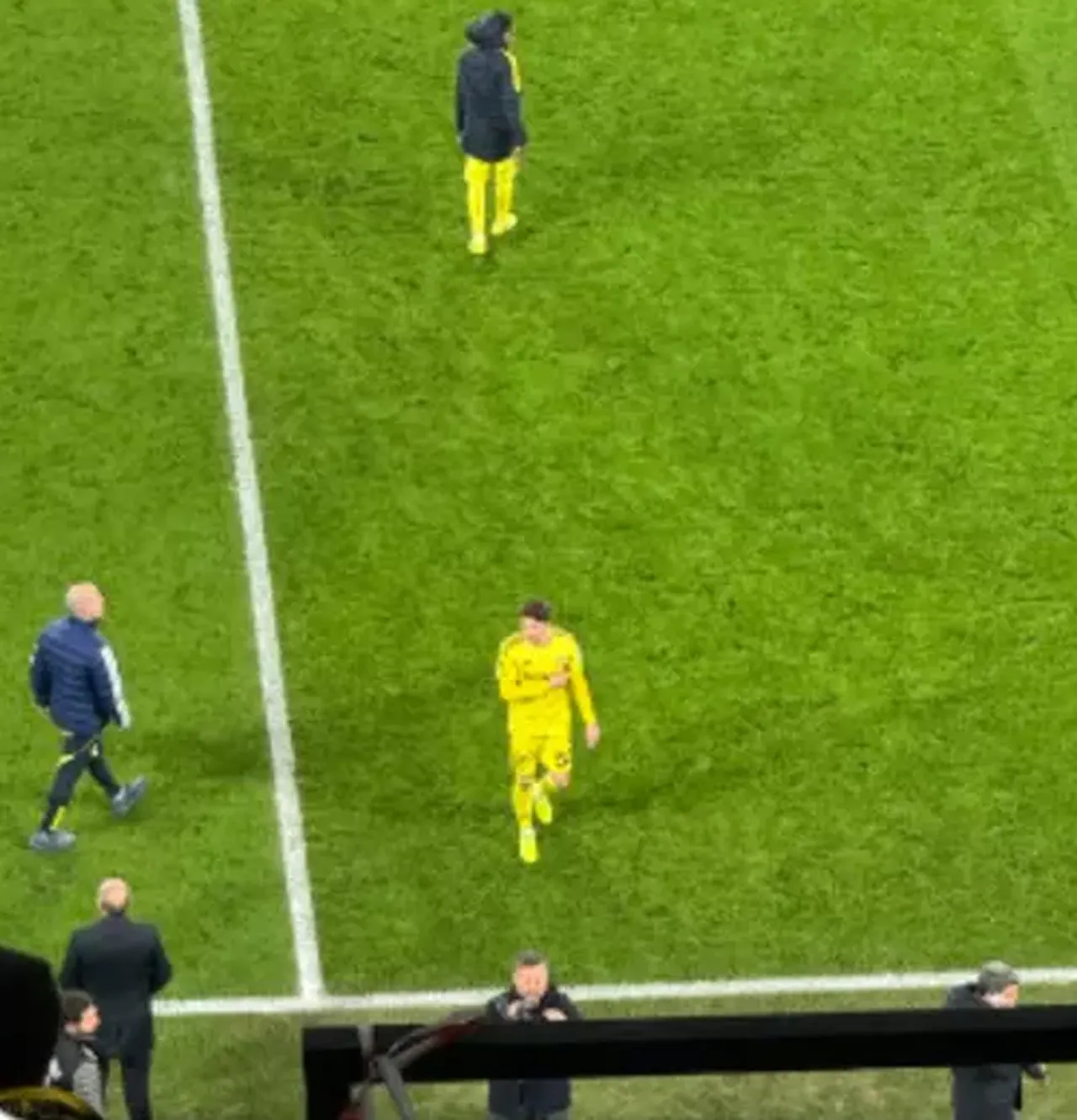 Takım arkadaşları galibiyeti kutlarken, Sebastian Szymanski kutlamalara katılmadı