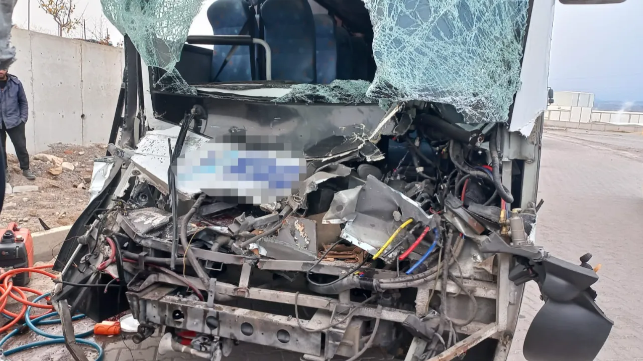 İşçileri taşıyan servis tıra çarptı! Yaralılar var
