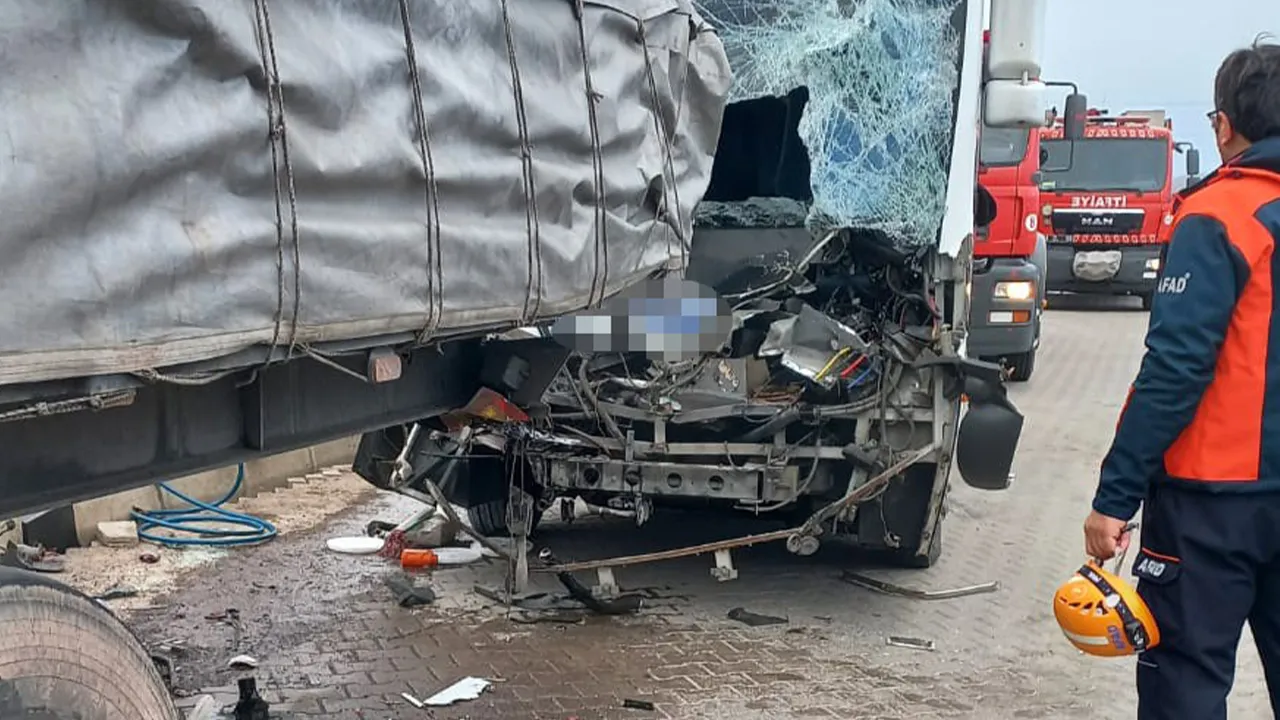 İşçileri taşıyan servis tıra çarptı! Yaralılar var