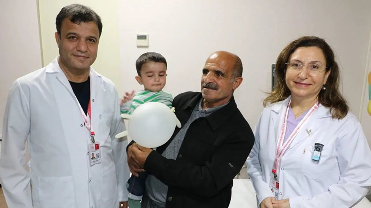 Kalbi yarım doğan Akın bebek hayata tutundu