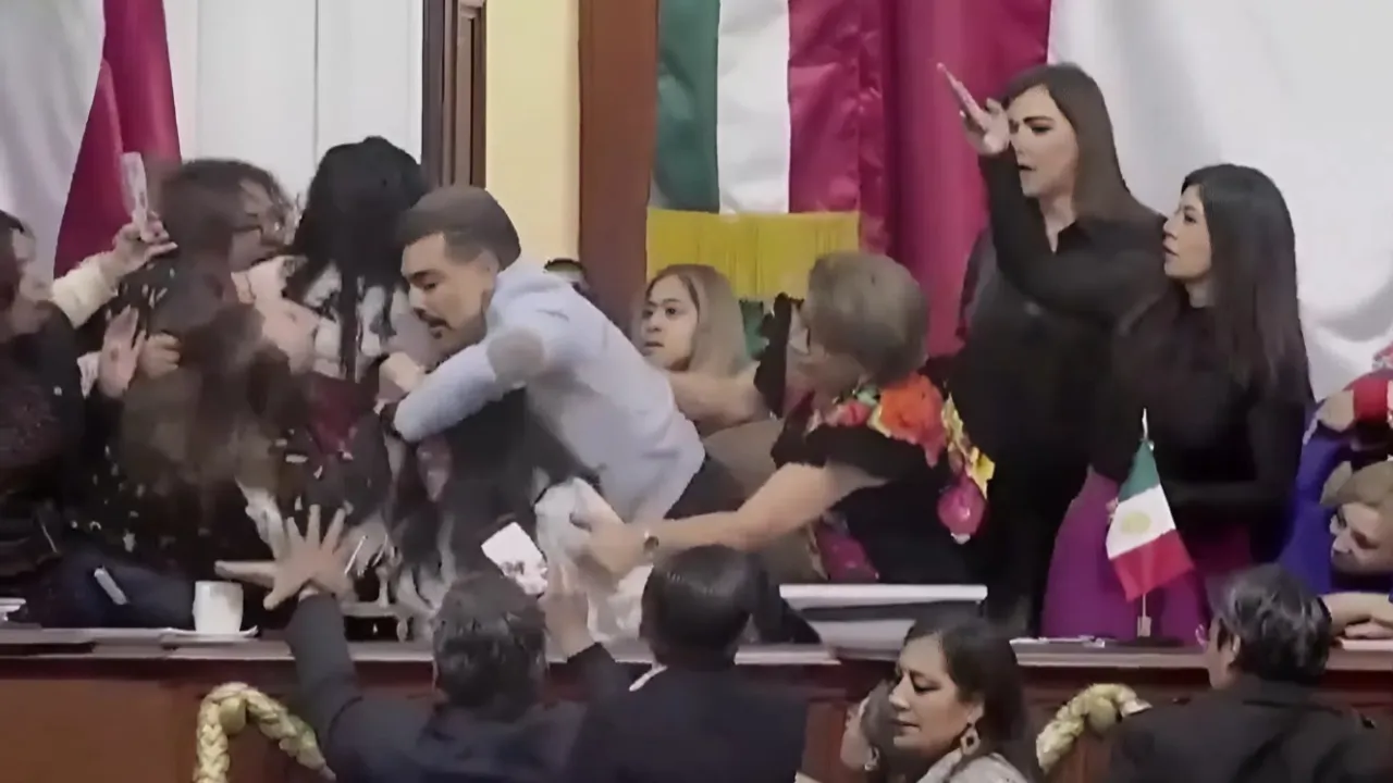 Meksika meclisinde pes dedirten görüntüler: Tansiyon yükseldi, üyeler saç saça baş başa kavga etti