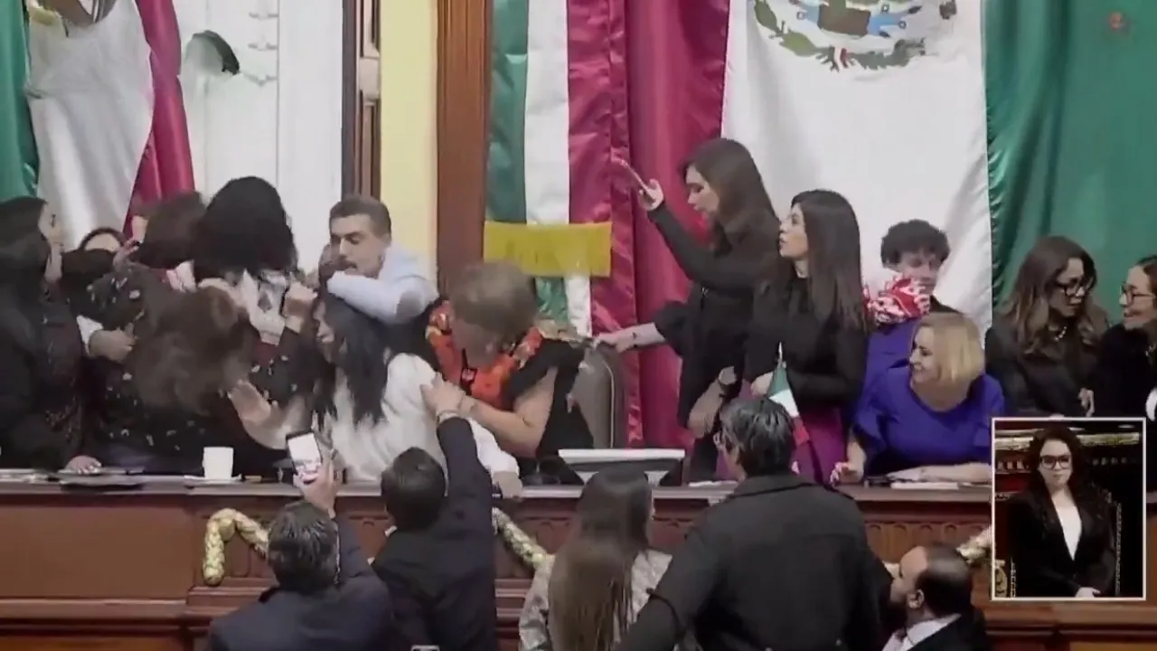 Meksika meclisinde pes dedirten görüntüler: Tansiyon yükseldi, üyeler saç saça baş başa kavga etti