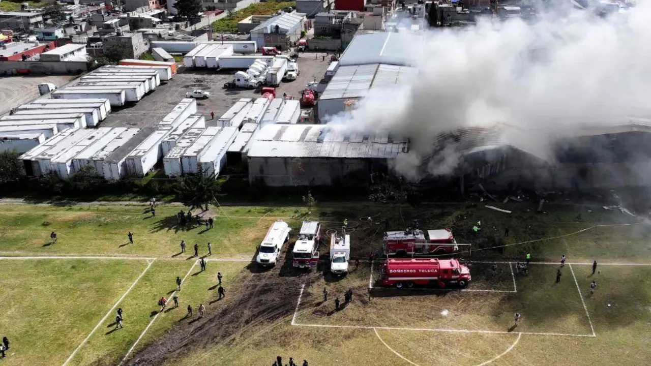 Meksika’da küçük uçak çatıya çakıldı! 6'dan fazla ölü var