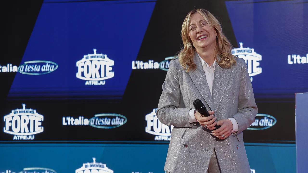 Meloni, dünya liderlerinin hediyelerini satışa çıkarıyor! Piton derisi ayakkabıdan çay takımına... Listede yok yok