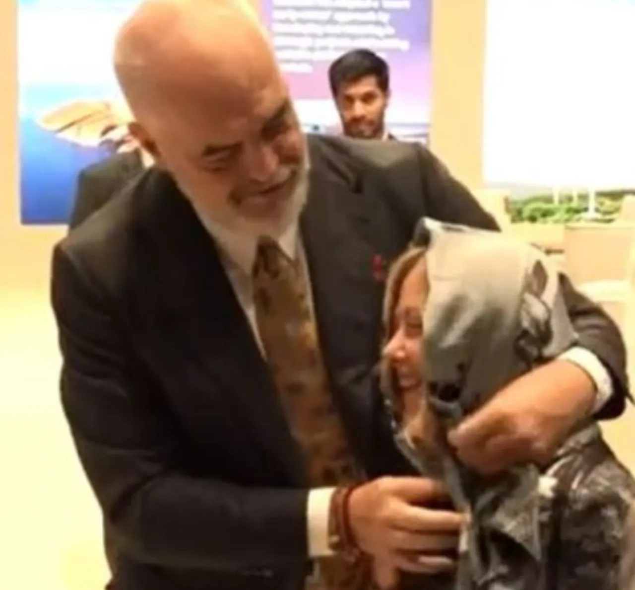 Meloni, dünya liderlerinin hediyelerini satışa çıkarıyor! Piton derisi ayakkabıdan çay takımına... Listede yok yok