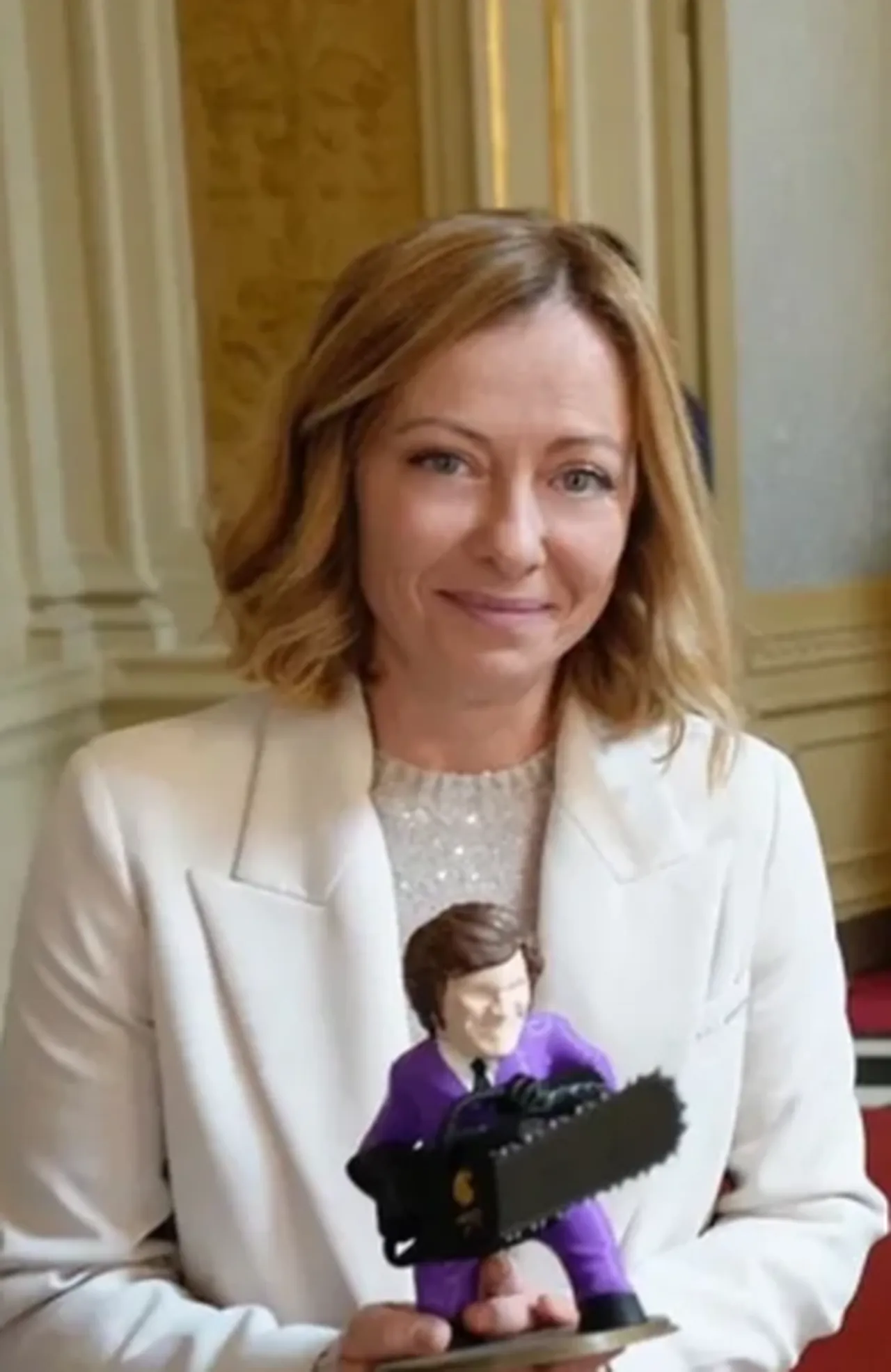 Meloni, dünya liderlerinin hediyelerini satışa çıkarıyor! Piton derisi ayakkabıdan çay takımına... Listede yok yok