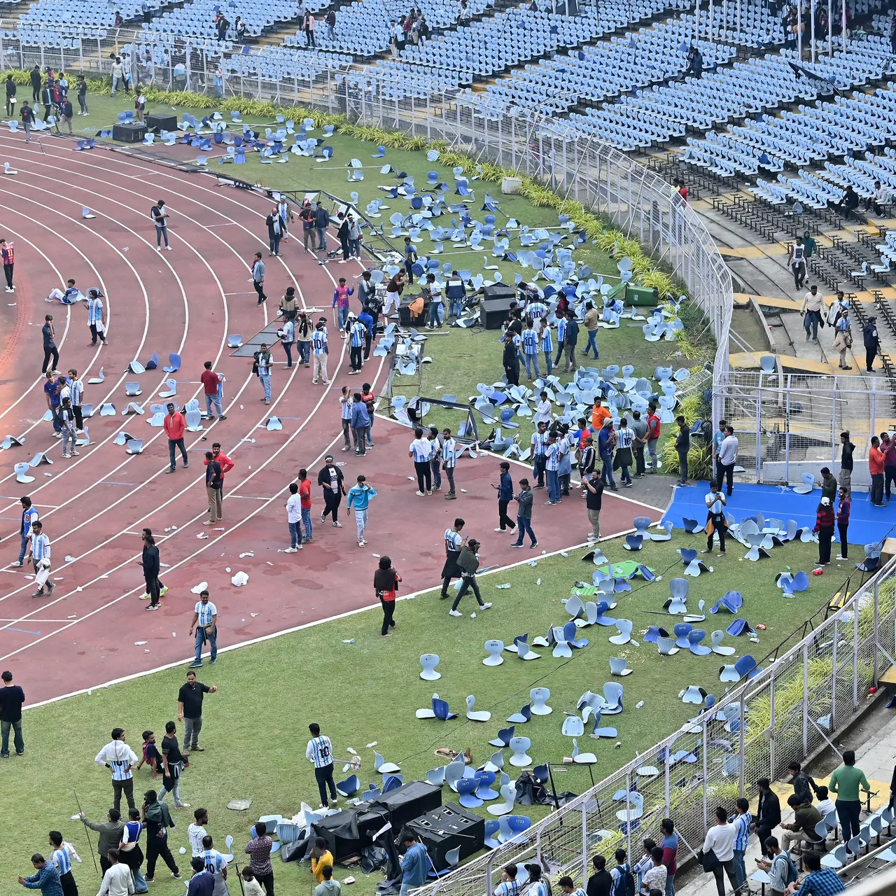 Bazı taraftarlar sahaya yabancı maddeler atarken, koltukların söküldüğü ve güvenlik güçlerinin müdahale ettiği anlar kameralara yansıdı