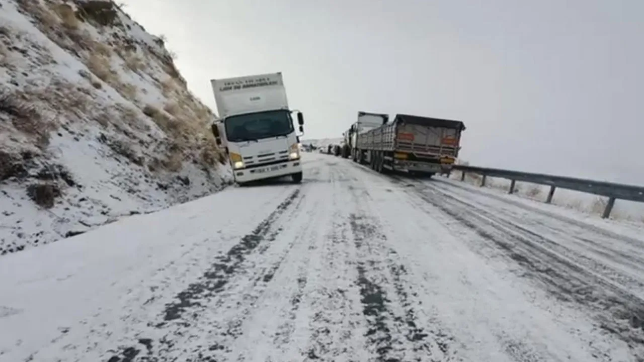 Muş'ta kar bastırdı, mahsur kalan 20 araç kurtarıldı