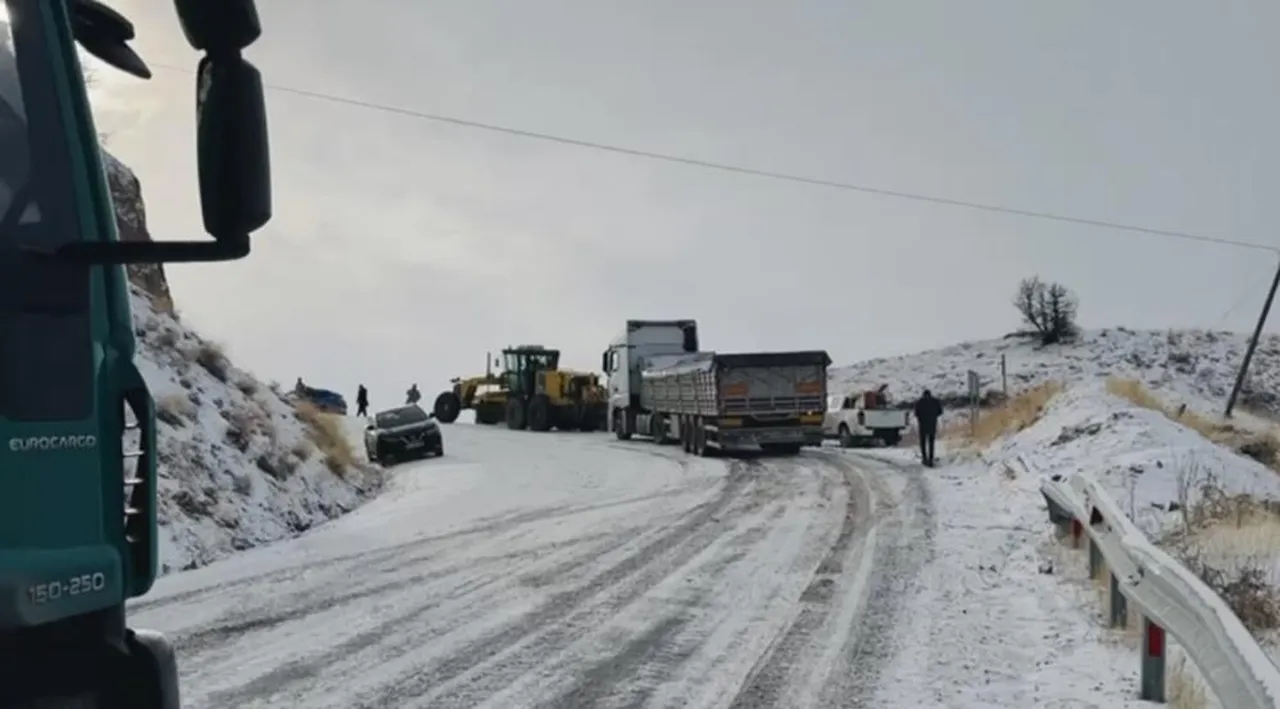 Muş'ta kar bastırdı, mahsur kalan 20 araç kurtarıldı
