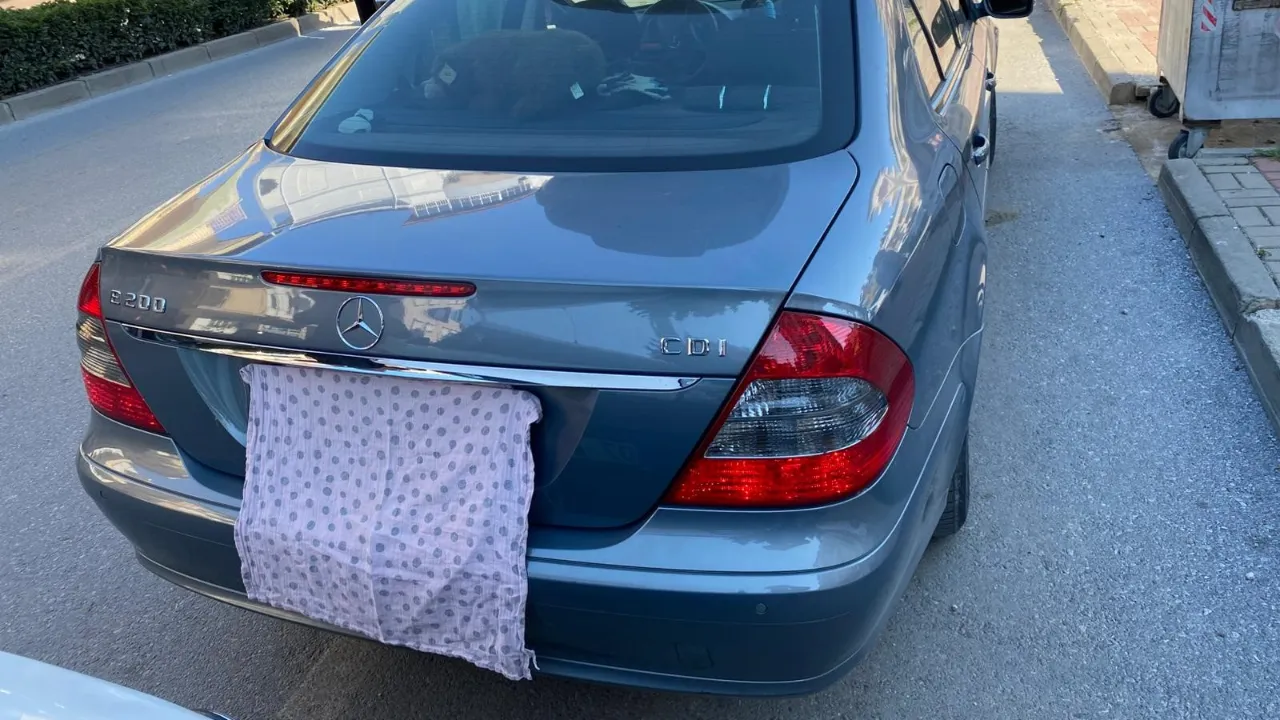 Plakayı bezle gizlediğini sandılar altından plaka çıkmadı! Sürücüye ağır ceza