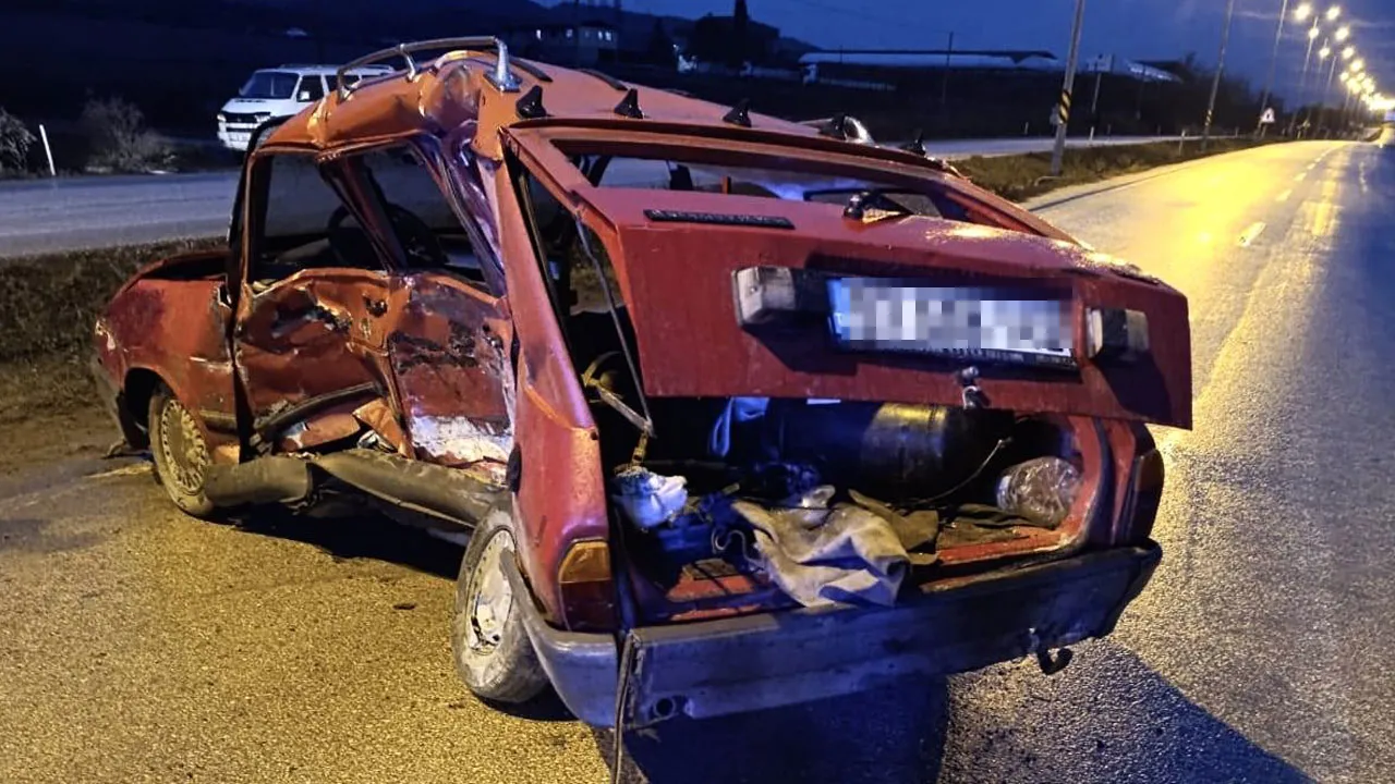 Sinop'ta servis minibüsüyle otomobil çarpıştı: Ölü ve yaralılar var