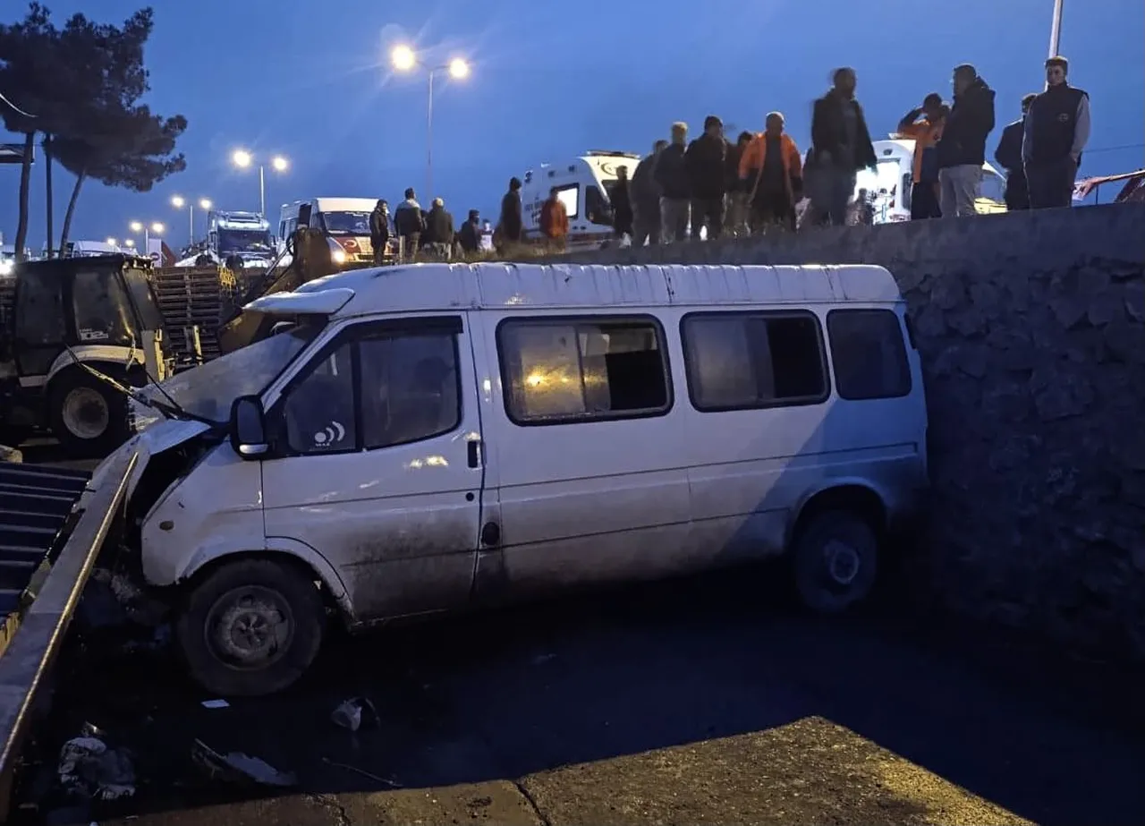Sinop'ta servis minibüsüyle otomobil çarpıştı: Ölü ve yaralılar var