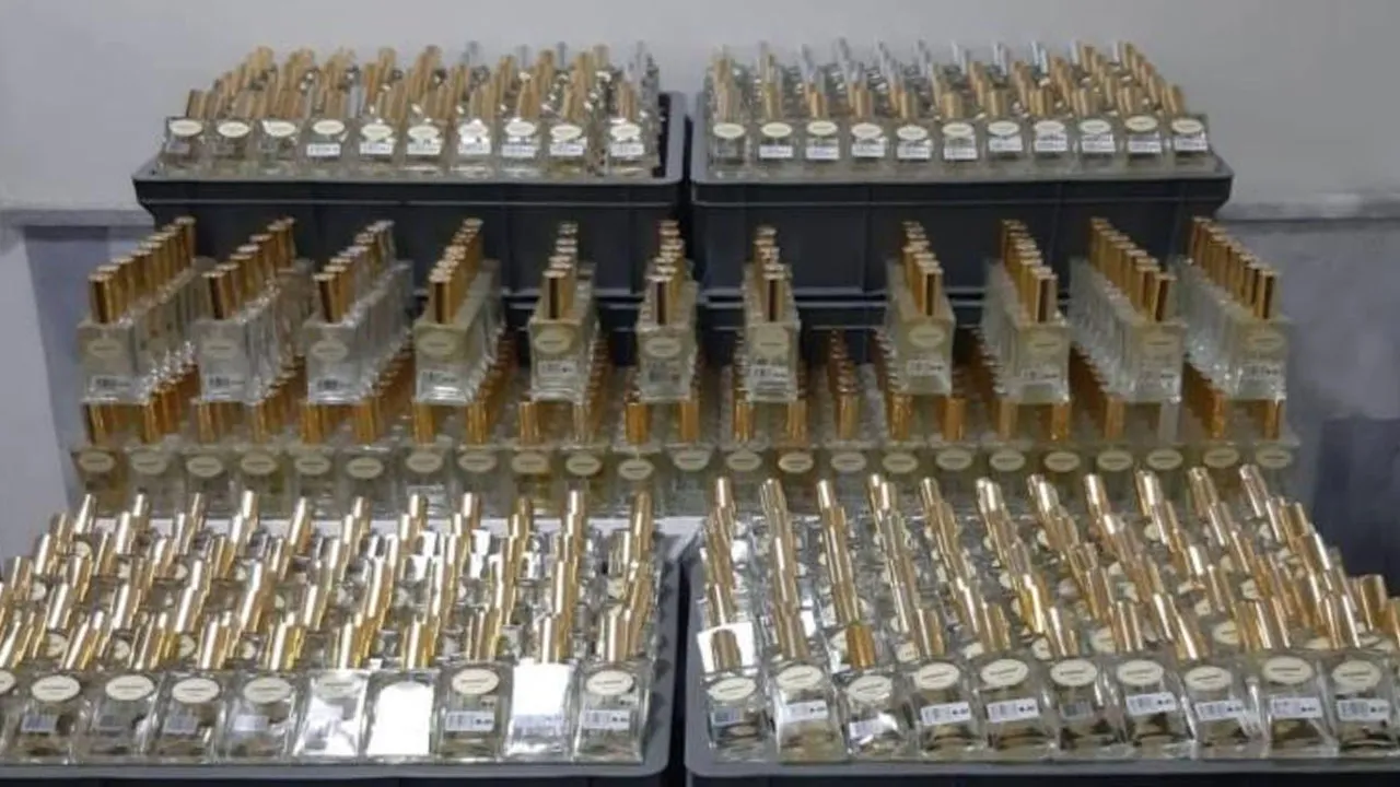 Afyonkarahisar'da piyasa değeri 1 milyon 200 bin TL olan kaçak parfüm ele geçirildi