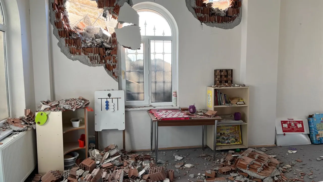 Yürüyüşe çıkan kadın, yolda kayma olduğunu fark etti