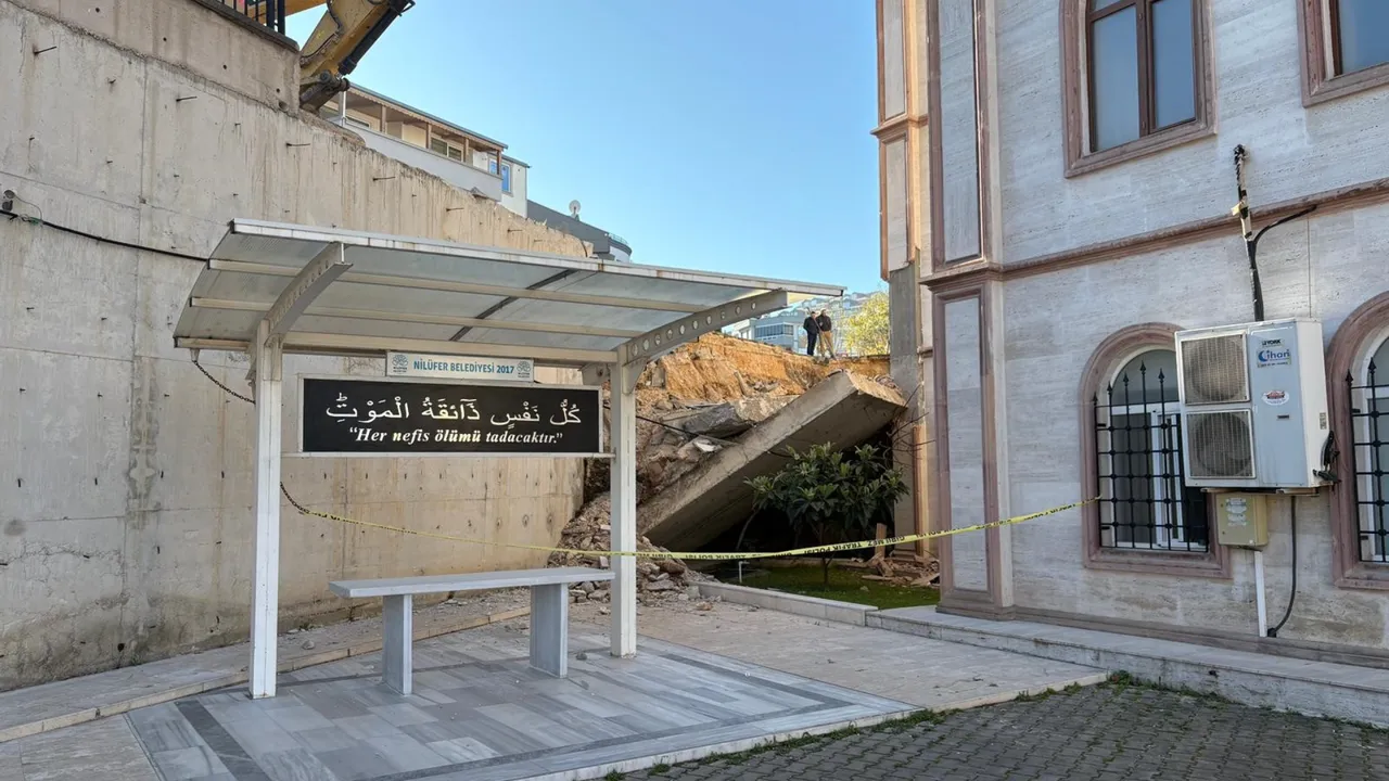 Kayan yol trafiğe kapatıldı 