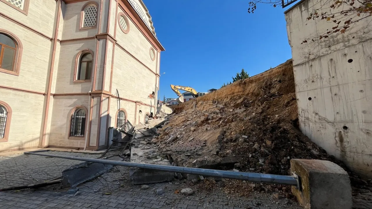  9 saat sonra istinat duvarı ve yürüyüş yolu çöktü