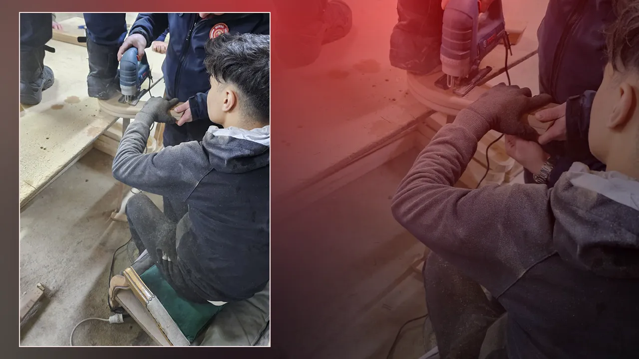 Bursa’da korkunç iş kazası! Tahtaya çaktığı çivi eline saplandı 