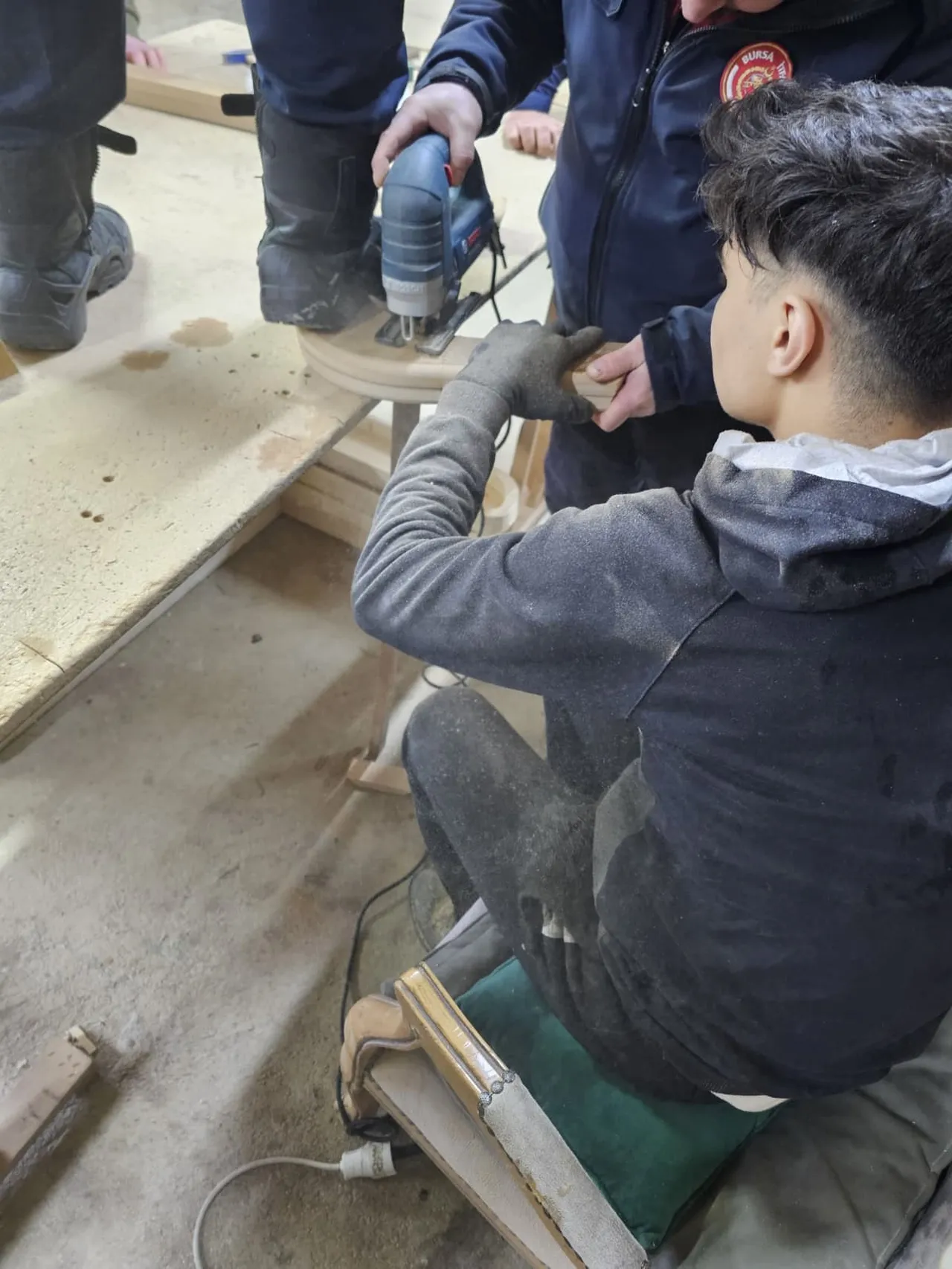 Bursa’da korkunç iş kazası! Tahtaya çaktığı çivi eline saplandı