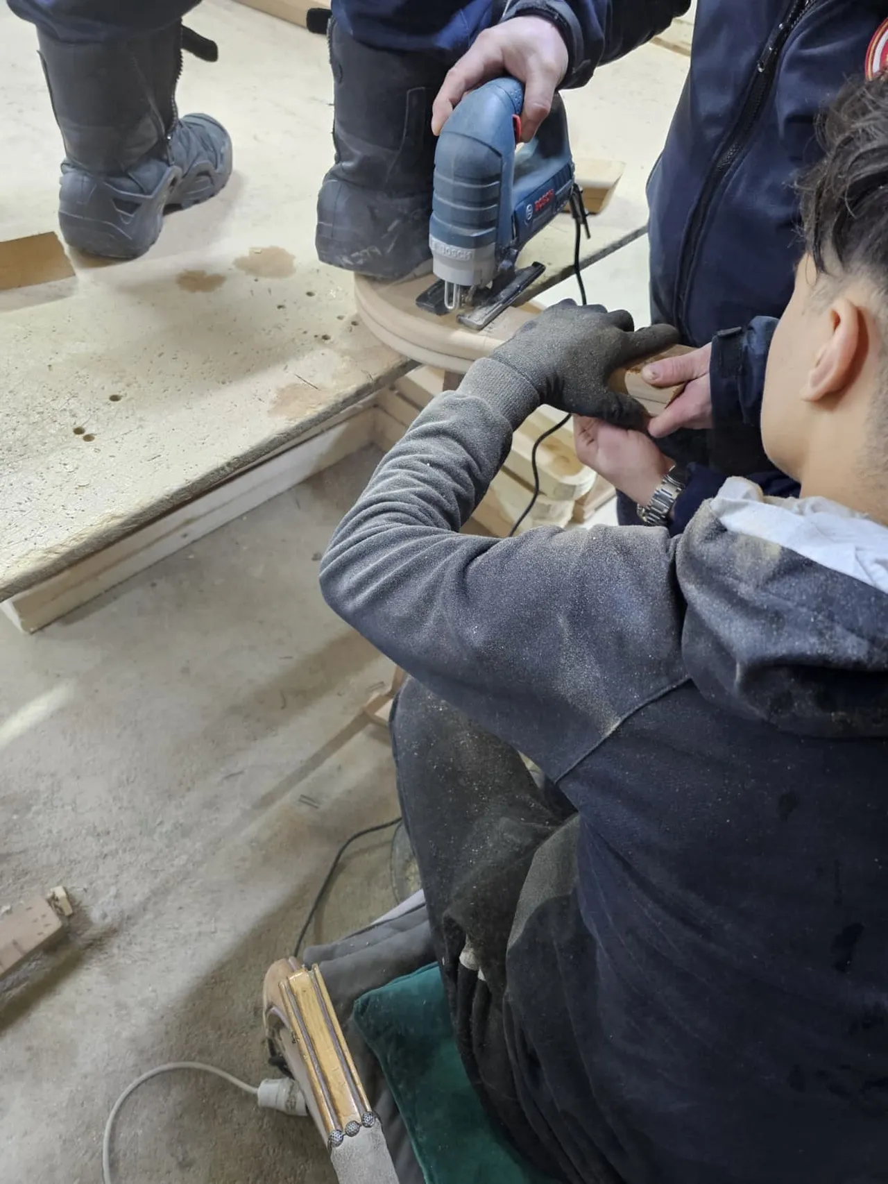 Bursa’da korkunç iş kazası! Tahtaya çaktığı çivi eline saplandı