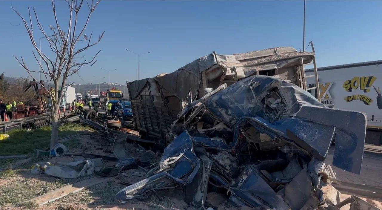 Bariyerlere çarpan kamyon hurdaya döndü