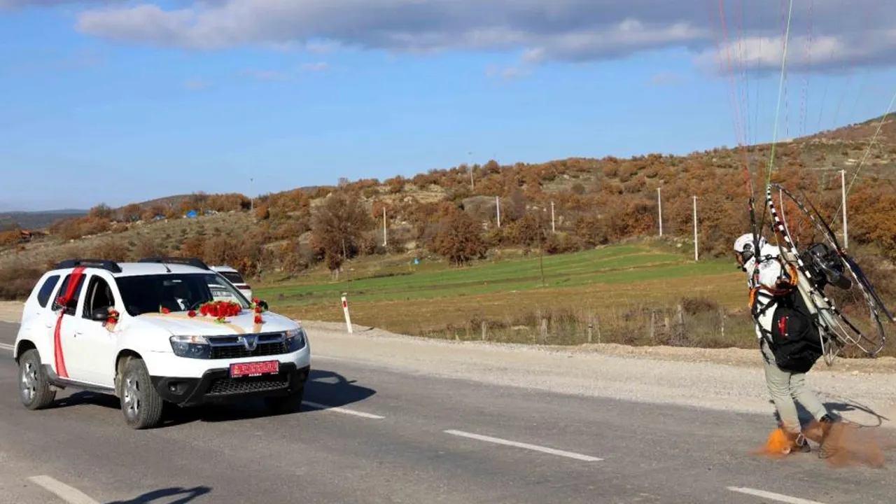 Damadın arkadaşlarından ilginç hamle! Paramotorla gelin arabasının önünü kestiler