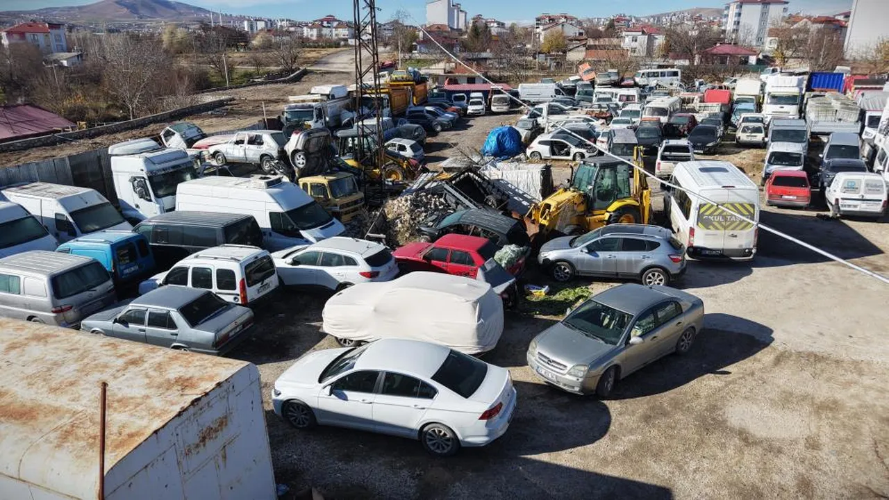Elazığ'da yediemin otoparkında yüzlerce araç yosun tuttu: 500 milyon TL'lik servet çürüyor