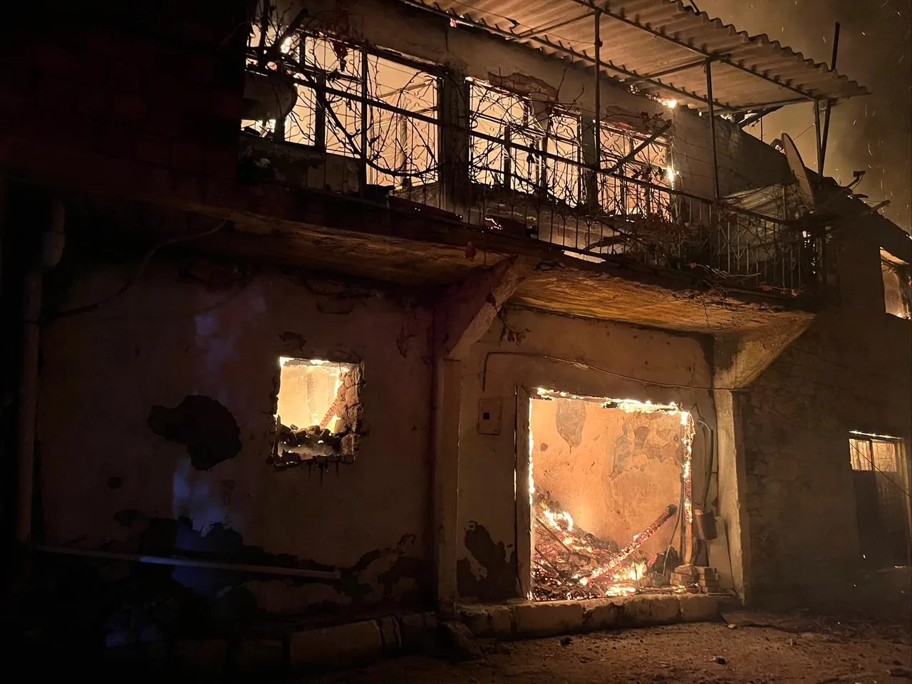 Gördes'te alevler 5 ocağı söndürdü... Görme engelli kadın feci şekilde can verdi