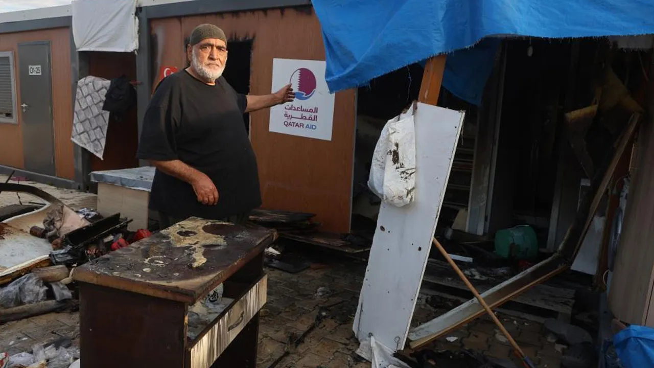 Hatay'da depremzede yaşlı çiftin yaşadığı konteyner kül oldu