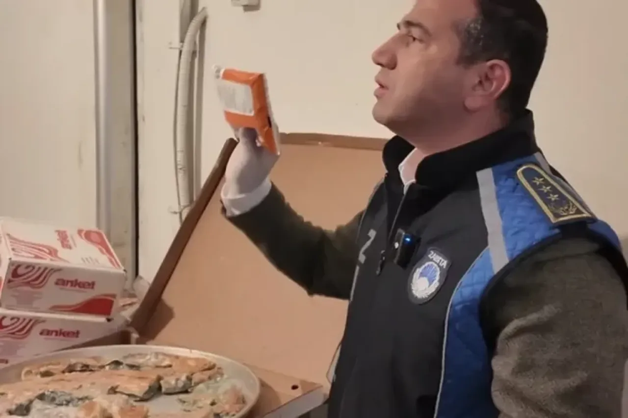 İzmir'de mide bulandıran görüntü! Fare börek tepsilerinde gezdi