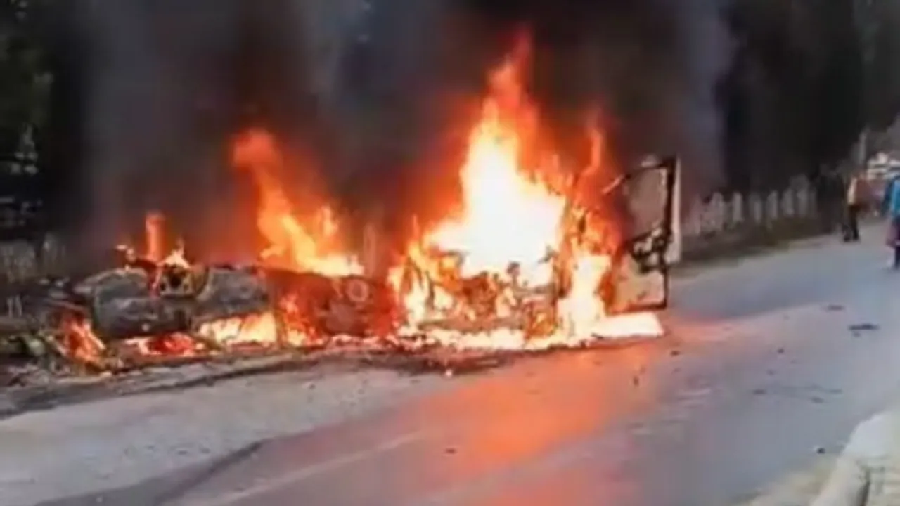 Kafa kafaya çarpışıp alev aldılar! Araçların küle döndüğü kazada can pazarı