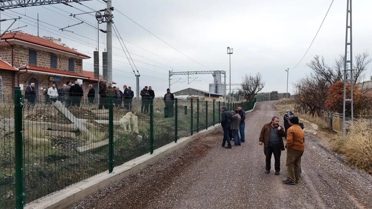 Kemal Sunal'ın Propaganda filmi gerçek oldu: Tel örgü mahalleyi ikiye böldü, 5 kilometre yürüyorlar