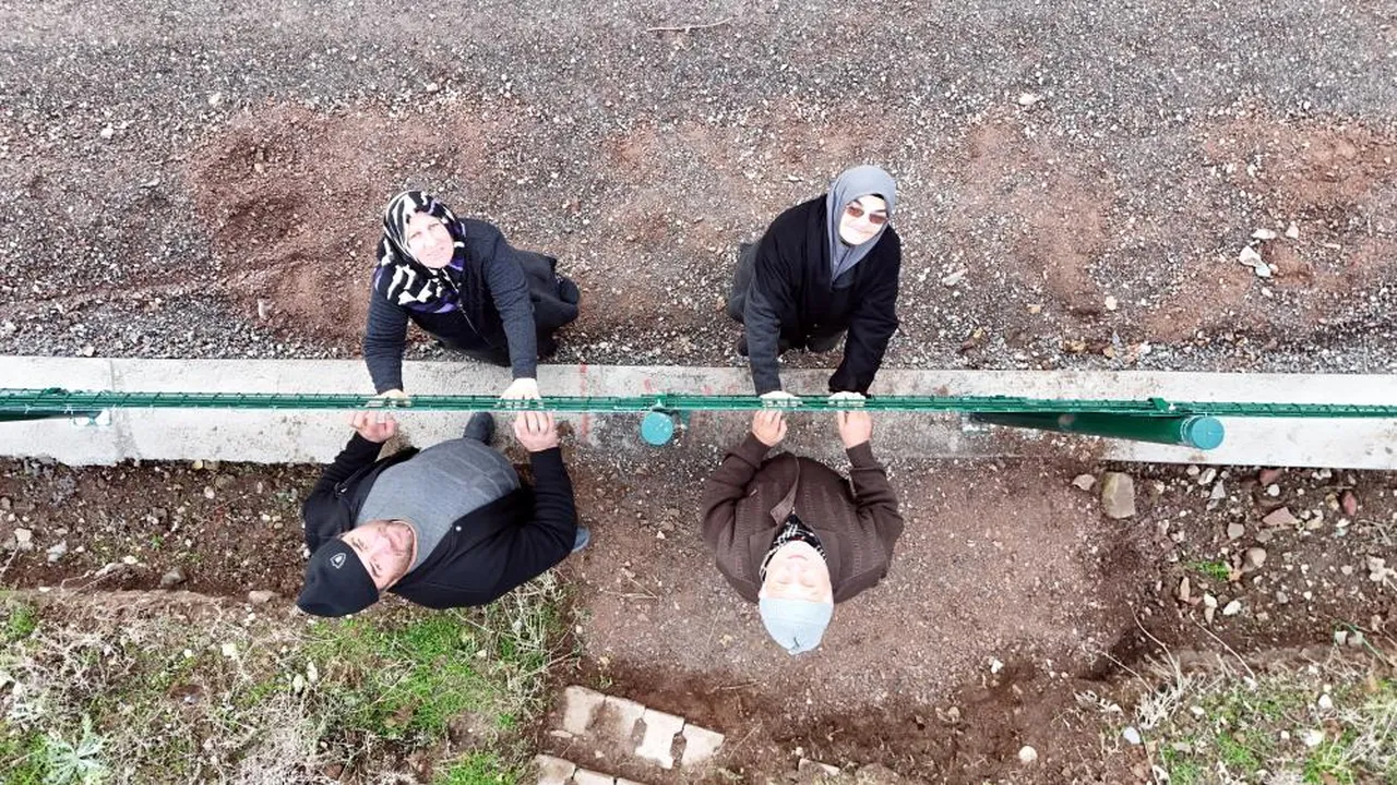 Kemal Sunal'ın Propaganda filmi gerçek oldu: Tel örgü mahalleyi ikiye böldü, 5 kilometre yürüyorlar