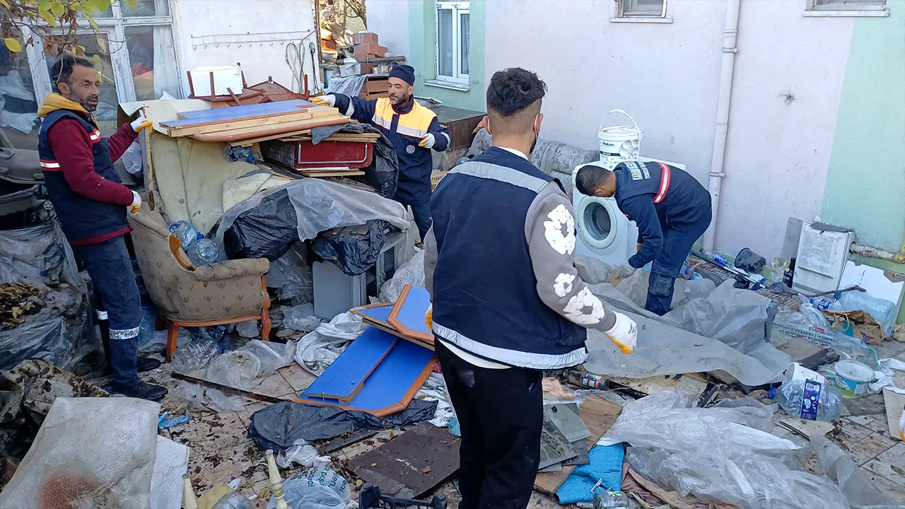 Kimse bu kadarını beklemiyordu, zabıta bile şoke oldu! Karabük'teki çöp eve kamyonlar dayanamadı