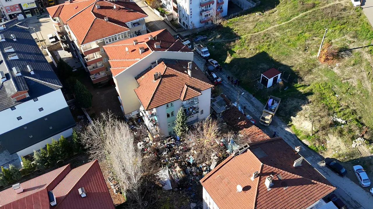 Kimse bu kadarını beklemiyordu, zabıta bile şoke oldu! Karabük'teki çöp eve kamyonlar dayanamadı
