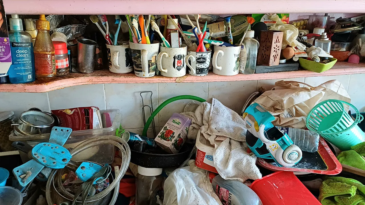 Kimse bu kadarını beklemiyordu, zabıta bile şoke oldu! Karabük'teki çöp eve kamyonlar dayanamadı