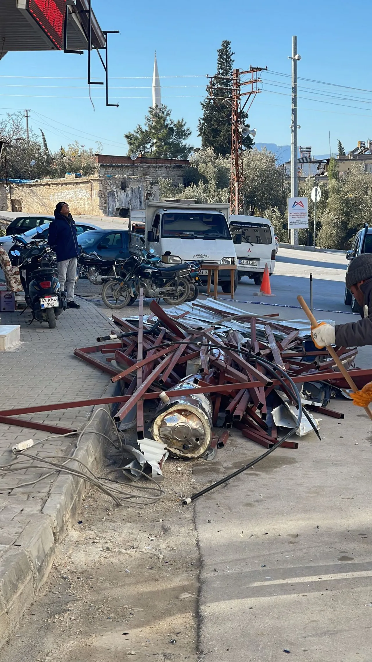 Mersin’i fırtına vurdu! Uçan çatı yola savruldu, trafik durdu
