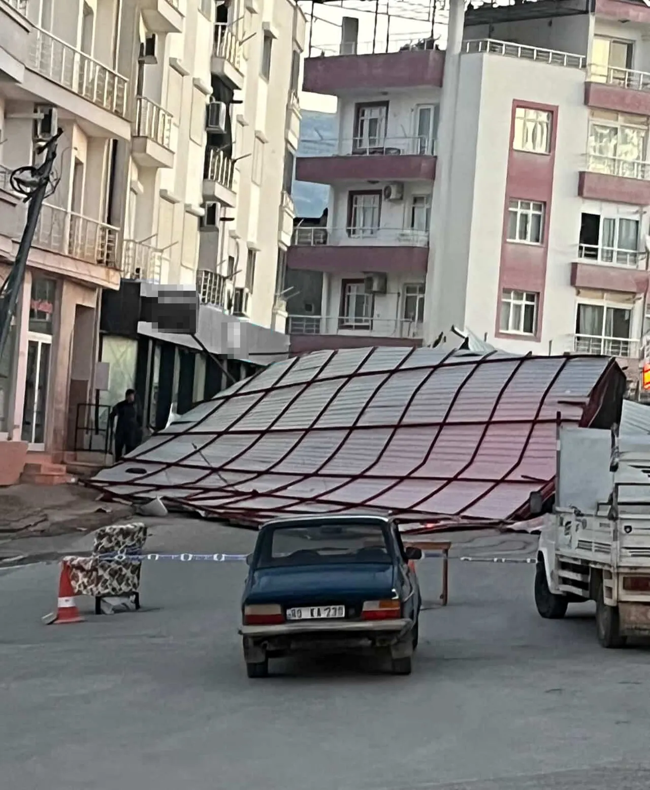 Mersin’i fırtına vurdu! Uçan çatı yola savruldu, trafik durdu