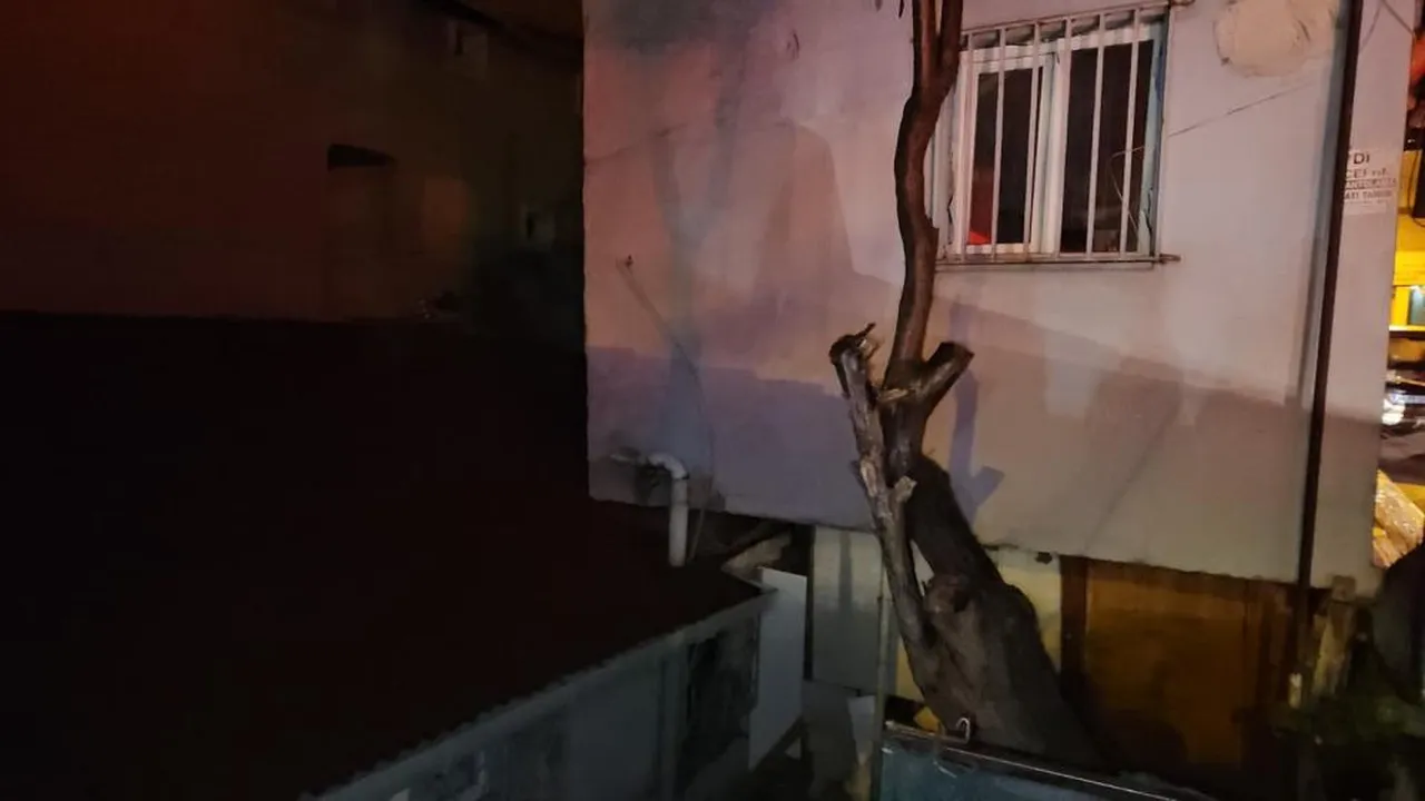 Sarıyer'de sıcak saatler! Kayan bina yanındaki gecekonduya yaslandı