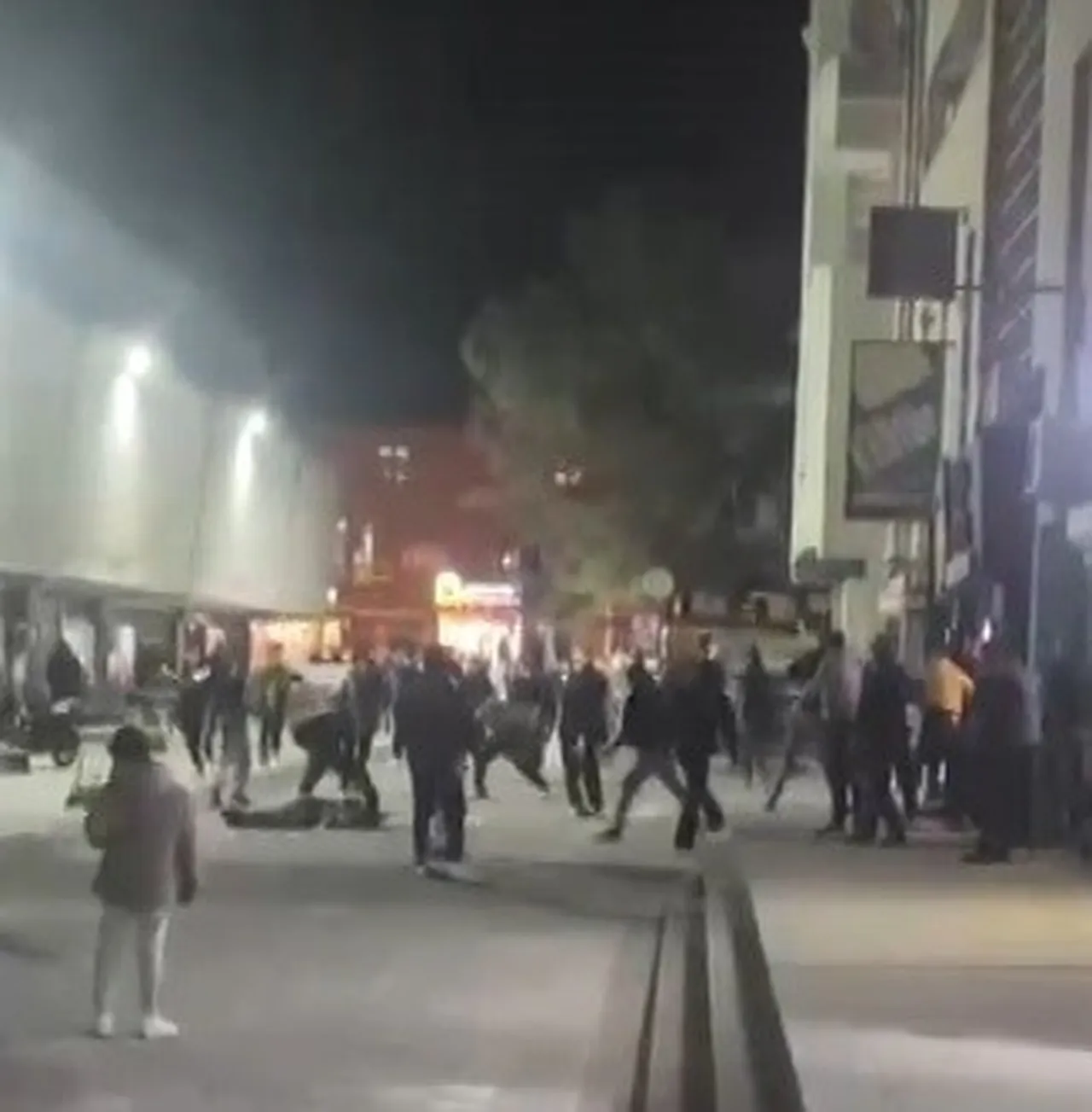 Sokak ortasında meydan muharebesi! Yaralılar var