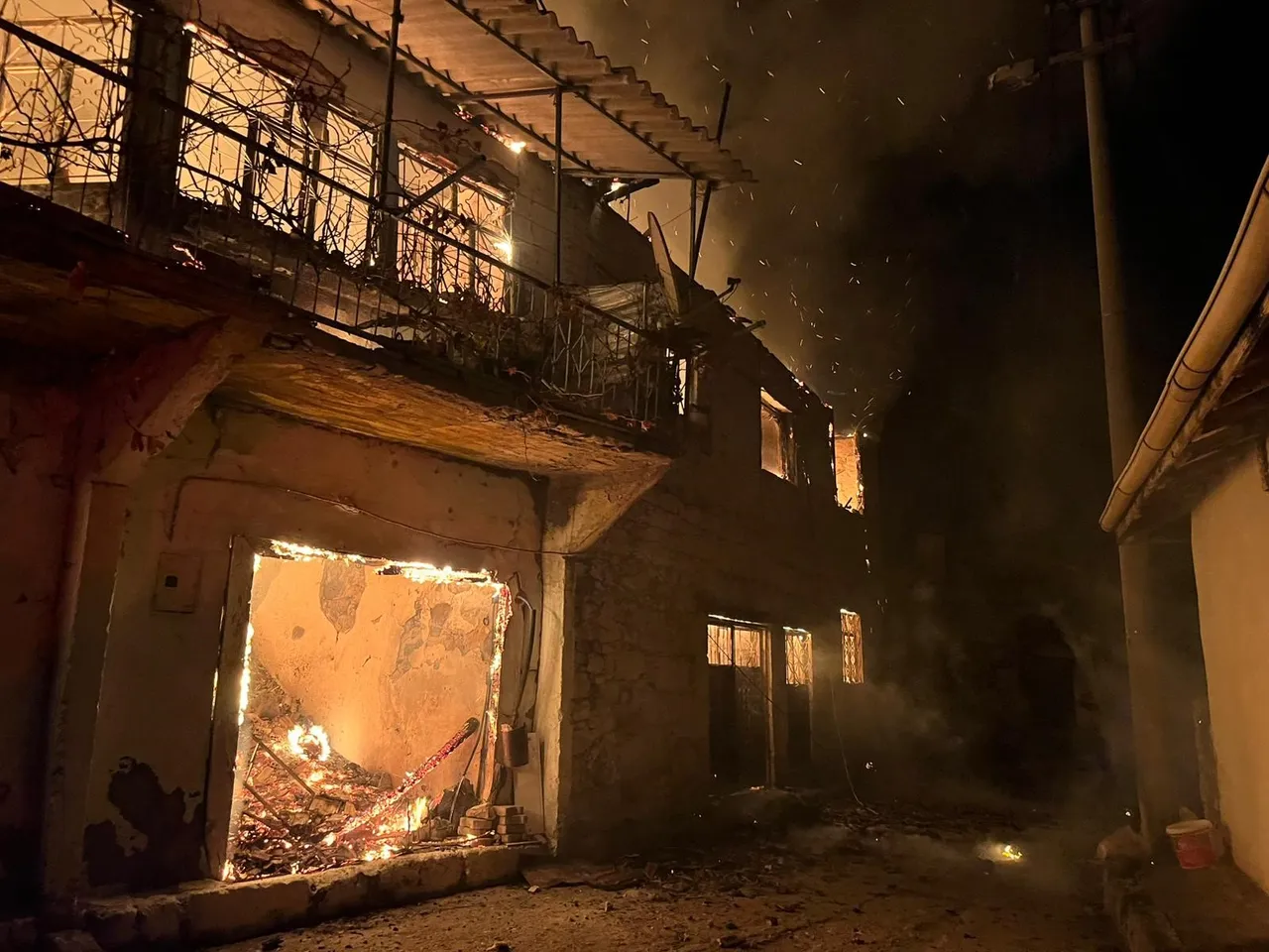 Yangın evleri küle çevirdi, ölü ve yaralılar var! Görme engelliymiş